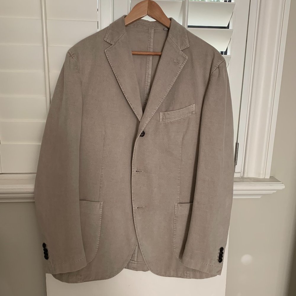 JACK SPADE Beige Sport coat w silk lining size 44 Perfect for cooler days!